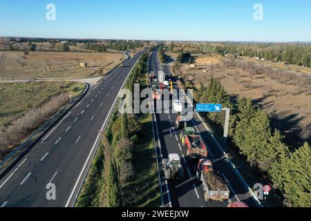 Marseille, Frankreich. Januar 2025. © PHOTOPQR/LA PROVENCE/Gilles Bader ; Marseille ; 22/01/2025 ; Blöcke autoroute A54 par les agriculteurs dans les deux sens au Niveau de l Air du Merle Nord entre Salon de Provence et Arles französischer Bauernprotest am 25. januar 2024 Credit: MAXPPP/Alamy Live News Stockfoto