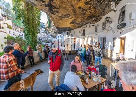 Setenil de las Bodegas: Ein Dorf unter der Klippe Stockfoto