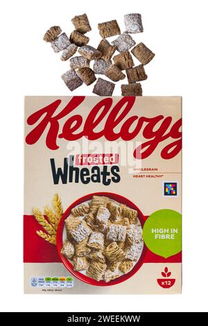 Box von Kelloggs Frosted Wheats Getreide geöffnet mit Inhalt verschüttete verschüttete Flüssigkeit isoliert auf weißem Hintergrund - hoch in Faser Vollkorn Herz gesund Stockfoto