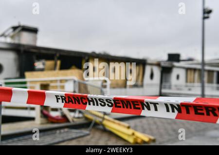 Paris, Frankreich. Januar 2024. Dieses Foto zeigt ein verbranntes Boot auf der seine in Paris am 25. Januar 2024. Drei Lastkähne haben in 24 Stunden in Paris Feuer gefangen. Die drei beschädigten Boote befinden sich in einem eingeschränkten Bereich. Zwei von ihnen liegen am Quai de la Rapee, im 12. Arrondissement, während der dritte im Port de l'Arsenal liegt. Die Pariser Staatsanwaltschaft hat zwei Ermittlungen wegen vorsätzlicher Schäden mit gefährlichen Mitteln eingeleitet. Sie wurden der Polizeiwache des 12. Arrondissements zugeteilt. Foto: Firas Abdullah/ABACAPRESS.COM Credit: Abaca Press/Alamy Live News Stockfoto