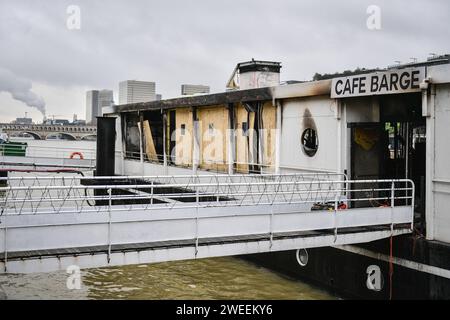 Paris, Frankreich. Januar 2024. Dieses Foto zeigt ein verbranntes Boot auf der seine in Paris am 25. Januar 2024. Drei Lastkähne haben in 24 Stunden in Paris Feuer gefangen. Die drei beschädigten Boote befinden sich in einem eingeschränkten Bereich. Zwei von ihnen liegen am Quai de la Rapee, im 12. Arrondissement, während der dritte im Port de l'Arsenal liegt. Die Pariser Staatsanwaltschaft hat zwei Ermittlungen wegen vorsätzlicher Schäden mit gefährlichen Mitteln eingeleitet. Sie wurden der Polizeiwache des 12. Arrondissements zugeteilt. Foto: Firas Abdullah/ABACAPRESS.COM Credit: Abaca Press/Alamy Live News Stockfoto