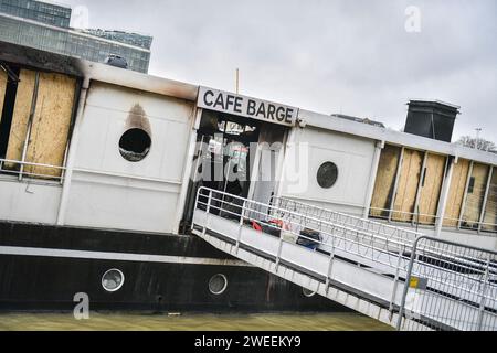 Paris, Frankreich. Januar 2024. Dieses Foto zeigt ein verbranntes Boot auf der seine in Paris am 25. Januar 2024. Drei Lastkähne haben in 24 Stunden in Paris Feuer gefangen. Die drei beschädigten Boote befinden sich in einem eingeschränkten Bereich. Zwei von ihnen liegen am Quai de la Rapee, im 12. Arrondissement, während der dritte im Port de l'Arsenal liegt. Die Pariser Staatsanwaltschaft hat zwei Ermittlungen wegen vorsätzlicher Schäden mit gefährlichen Mitteln eingeleitet. Sie wurden der Polizeiwache des 12. Arrondissements zugeteilt. Foto: Firas Abdullah/ABACAPRESS.COM Credit: Abaca Press/Alamy Live News Stockfoto
