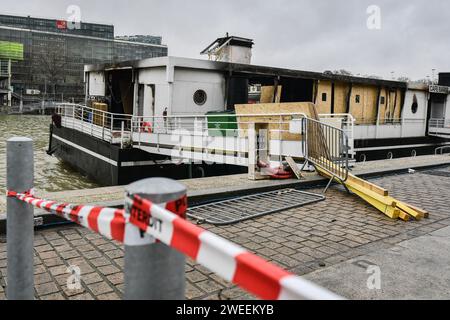 Paris, Frankreich. Januar 2024. Dieses Foto zeigt ein verbranntes Boot auf der seine in Paris am 25. Januar 2024. Drei Lastkähne haben in 24 Stunden in Paris Feuer gefangen. Die drei beschädigten Boote befinden sich in einem eingeschränkten Bereich. Zwei von ihnen liegen am Quai de la Rapee, im 12. Arrondissement, während der dritte im Port de l'Arsenal liegt. Die Pariser Staatsanwaltschaft hat zwei Ermittlungen wegen vorsätzlicher Schäden mit gefährlichen Mitteln eingeleitet. Sie wurden der Polizeiwache des 12. Arrondissements zugeteilt. Foto: Firas Abdullah/ABACAPRESS.COM Credit: Abaca Press/Alamy Live News Stockfoto