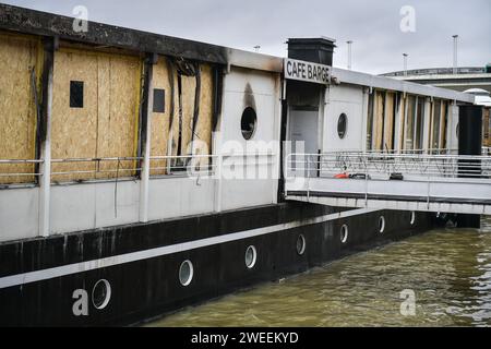 Paris, Frankreich. Januar 2024. Dieses Foto zeigt ein verbranntes Boot auf der seine in Paris am 25. Januar 2024. Drei Lastkähne haben in 24 Stunden in Paris Feuer gefangen. Die drei beschädigten Boote befinden sich in einem eingeschränkten Bereich. Zwei von ihnen liegen am Quai de la Rapee, im 12. Arrondissement, während der dritte im Port de l'Arsenal liegt. Die Pariser Staatsanwaltschaft hat zwei Ermittlungen wegen vorsätzlicher Schäden mit gefährlichen Mitteln eingeleitet. Sie wurden der Polizeiwache des 12. Arrondissements zugeteilt. Foto: Firas Abdullah/ABACAPRESS.COM Credit: Abaca Press/Alamy Live News Stockfoto