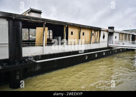 Paris, Frankreich. Januar 2024. Dieses Foto zeigt ein verbranntes Boot auf der seine in Paris am 25. Januar 2024. Drei Lastkähne haben in 24 Stunden in Paris Feuer gefangen. Die drei beschädigten Boote befinden sich in einem eingeschränkten Bereich. Zwei von ihnen liegen am Quai de la Rapee, im 12. Arrondissement, während der dritte im Port de l'Arsenal liegt. Die Pariser Staatsanwaltschaft hat zwei Ermittlungen wegen vorsätzlicher Schäden mit gefährlichen Mitteln eingeleitet. Sie wurden der Polizeiwache des 12. Arrondissements zugeteilt. Foto: Firas Abdullah/ABACAPRESS.COM Credit: Abaca Press/Alamy Live News Stockfoto