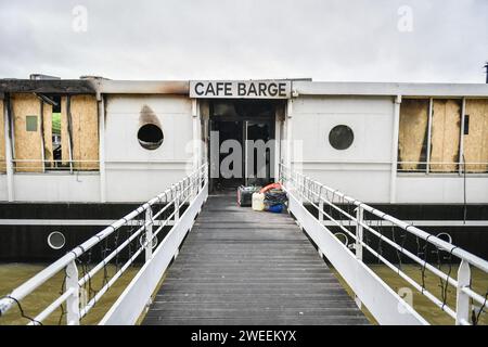 Paris, Frankreich. Januar 2024. Dieses Foto zeigt ein verbranntes Boot auf der seine in Paris am 25. Januar 2024. Drei Lastkähne haben in 24 Stunden in Paris Feuer gefangen. Die drei beschädigten Boote befinden sich in einem eingeschränkten Bereich. Zwei von ihnen liegen am Quai de la Rapee, im 12. Arrondissement, während der dritte im Port de l'Arsenal liegt. Die Pariser Staatsanwaltschaft hat zwei Ermittlungen wegen vorsätzlicher Schäden mit gefährlichen Mitteln eingeleitet. Sie wurden der Polizeiwache des 12. Arrondissements zugeteilt. Foto: Firas Abdullah/ABACAPRESS.COM Credit: Abaca Press/Alamy Live News Stockfoto