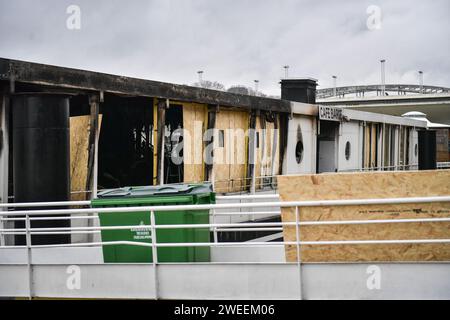 Paris, Frankreich. Januar 2024. Dieses Foto zeigt ein verbranntes Boot auf der seine in Paris am 25. Januar 2024. Drei Lastkähne haben in 24 Stunden in Paris Feuer gefangen. Die drei beschädigten Boote befinden sich in einem eingeschränkten Bereich. Zwei von ihnen liegen am Quai de la Rapee, im 12. Arrondissement, während der dritte im Port de l'Arsenal liegt. Die Pariser Staatsanwaltschaft hat zwei Ermittlungen wegen vorsätzlicher Schäden mit gefährlichen Mitteln eingeleitet. Sie wurden der Polizeiwache des 12. Arrondissements zugeteilt. Foto: Firas Abdullah/ABACAPRESS.COM Credit: Abaca Press/Alamy Live News Stockfoto