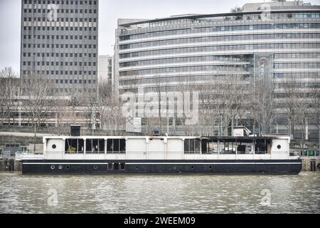 Paris, Frankreich. Januar 2024. Dieses Foto zeigt ein verbranntes Boot auf der seine in Paris am 25. Januar 2024. Drei Lastkähne haben in 24 Stunden in Paris Feuer gefangen. Die drei beschädigten Boote befinden sich in einem eingeschränkten Bereich. Zwei von ihnen liegen am Quai de la Rapee, im 12. Arrondissement, während der dritte im Port de l'Arsenal liegt. Die Pariser Staatsanwaltschaft hat zwei Ermittlungen wegen vorsätzlicher Schäden mit gefährlichen Mitteln eingeleitet. Sie wurden der Polizeiwache des 12. Arrondissements zugeteilt. Foto: Firas Abdullah/ABACAPRESS.COM Credit: Abaca Press/Alamy Live News Stockfoto