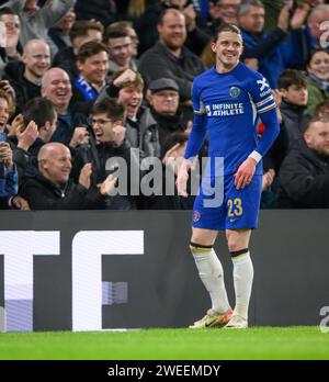 23. Januar 2024: Chelsea gegen Middlesbrough – Halbfinale des EFL Cup – Stamford Bridge. Conor Gallagher feiert mit den Chelsea-Fans. Bild : Mark Pain / Alamy Live News Stockfoto