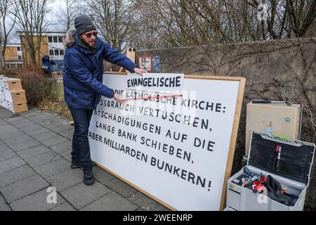 Die Giordano-Bruno-Stiftung gbs demonstrieren mit zwei Kunstinstallationen am 25. Januar in Hannover gemeinsam mit der Betroffeneninitiative Hildesheim gegen die Verschleppungstaktik der Evangelischen Kirche Deutschland EKD. Die Protestaktion findet anlaesslich der für den 25.01.2024 um 12:30 Uhr angekuendigten Veroeffentlichung der großen Studie zu sexualisierter Gewalt in der EKD und Diakonie statt. Ein unabhaengiges Forscherteam veroeffentlicht am 25.01.2024, an der Universitaet Hannover eine Studie ueber sexualisierte Gewalt in der evangelischen Kirche. Es ist die erste bundesweite Studie Stockfoto