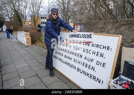 Die Giordano-Bruno-Stiftung gbs demonstrieren mit zwei Kunstinstallationen am 25. Januar in Hannover gemeinsam mit der Betroffeneninitiative Hildesheim gegen die Verschleppungstaktik der Evangelischen Kirche Deutschland EKD. Die Protestaktion findet anlaesslich der für den 25.01.2024 um 12:30 Uhr angekuendigten Veroeffentlichung der großen Studie zu sexualisierter Gewalt in der EKD und Diakonie statt. Ein unabhaengiges Forscherteam veroeffentlicht am 25.01.2024, an der Universitaet Hannover eine Studie ueber sexualisierte Gewalt in der evangelischen Kirche. Es ist die erste bundesweite Studie Stockfoto