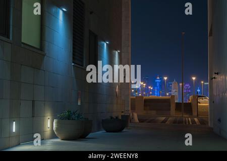 Doha, Katar - Dezember 23,2022 : Nachtblick auf die Skyline, Doha's Financial District (West Bay). Stockfoto