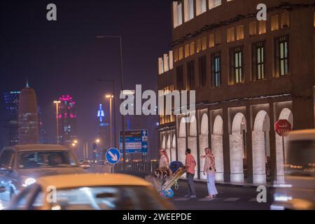 Doha, Katar - Dezember 23,2022 : Nachtblick auf die Skyline, Doha's Financial District (West Bay). Stockfoto