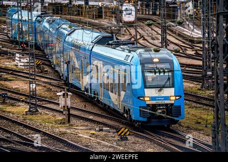 Go-Ahead Zug bei der Einfahrt in den Hauptbahnhof, während des GDL-Streiks, München, Januar 2024 Deutschland, München, Januar 2024, Go-Ahead Zug bei der Einfahrt in den Hauptbahnhof, Züge der privaten Bahnunternehmen fahren teilweise trotz GDL-Streik, sechstägiger Streik der Lokführergewerkschaft GDL, Streik im Personenverkehr von Mittwochfrüh 2 Uhr bis zum nächsten Montag 18 Uhr, massive Beeinträchtigung des Bahnverkehrs, Regionalverkehr ist auch betroffen, Verkehr, Bahnverkehr, Winter, Bayern, *** Fahren Sie mit dem Zug in den Hauptbahnhof, während des Streiks der GDL, München, Januar 2024 Deutschland, M Stockfoto