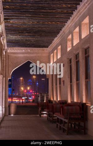 Doha, Katar - Dezember 23,2022 : Nachtblick auf die Skyline, Doha's Financial District (West Bay). Stockfoto