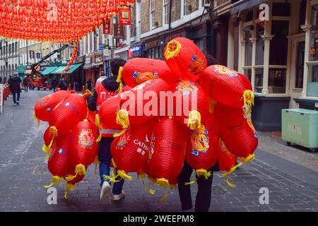 London, England, Großbritannien. Januar 2024. Arbeiter installieren neue rote Laternen in Chinatown vor dem chinesischen Neujahr, auch bekannt als Lunar New Year, um das Jahr des Drachen zu feiern. (Kreditbild: © Vuk Valcic/ZUMA Press Wire) NUR REDAKTIONELLE VERWENDUNG! Nicht für kommerzielle ZWECKE! Stockfoto