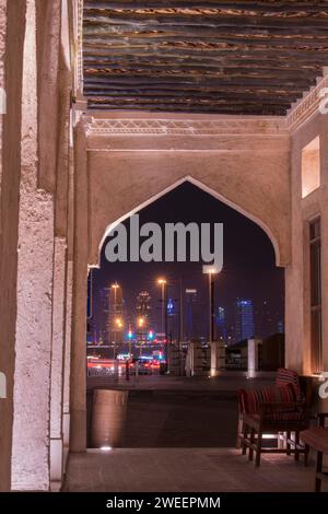 Doha, Katar - Dezember 23,2022 : Nachtblick auf die Skyline, Doha's Financial District (West Bay). Stockfoto