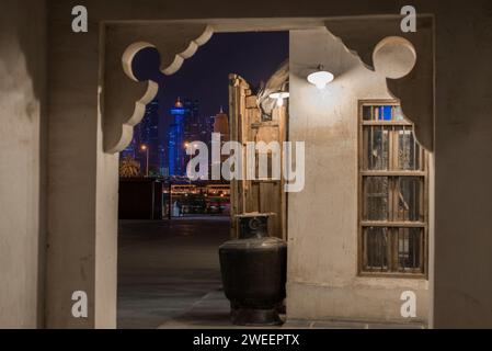 Doha, Katar - Dezember 23,2022 : Nachtblick auf die Skyline, Doha's Financial District (West Bay). Stockfoto