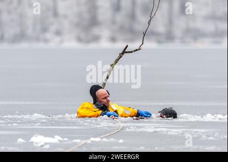 Fire and Police mit dem Massachusetts District 14 Dive Team, das Eisrettungstraining am White Pond in Concord durchführt. Stockfoto