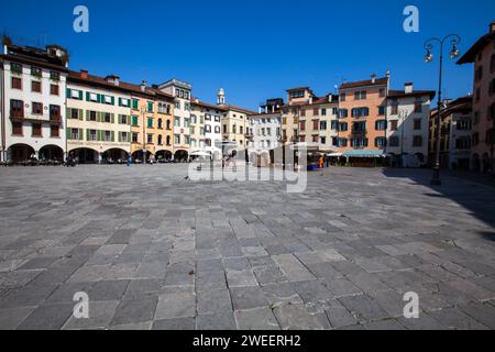 Udine, Friaul, Italien - 30. März 2011: Piazza Giacomo Matteotti das pulsierende Herz des urbanen Lebens vor dem Wiederaufbau Friaul Julisch Venetien 2011 Stockfoto