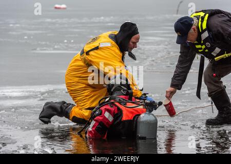 Fire and Police mit dem Massachusetts District 14 Dive Team, das Eisrettungstraining am White Pond in Concord durchführt. Stockfoto