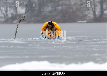 Fire and Police mit dem Massachusetts District 14 Dive Team, das Eisrettungstraining am White Pond in Concord durchführt. Stockfoto