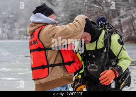 Fire and Police mit dem Massachusetts District 14 Dive Team, das Eisrettungstraining am White Pond in Concord durchführt. Stockfoto