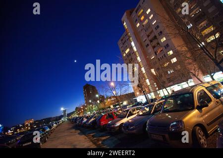 Nova Gorica, Slowenien - 10. Dezember 2010: Gradnikova-Straße am Winterabend mit der alten Parklinie. Stockfoto