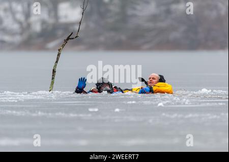 Fire and Police mit dem Massachusetts District 14 Dive Team, das Eisrettungstraining am White Pond in Concord durchführt. Stockfoto