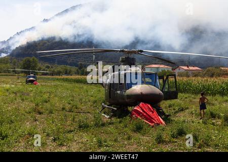 Grgar, Nova gorica, Slowenien - 03. August 2012: Feuerwehrdepots aus Nova Gorica und Italien sowie die slowenische Armee bekämpfen das Feuer auf Sveta Gora Slowenien Stockfoto