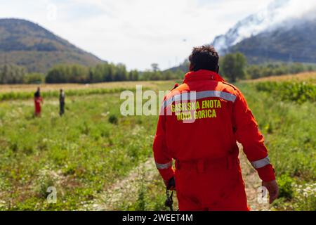 Grgar, Nova gorica, Slowenien - 03. August 2012: Feuerwehrdepots aus Nova Gorica und Italien sowie die slowenische Armee bekämpfen das Feuer auf Sveta Gora Slowenien Stockfoto