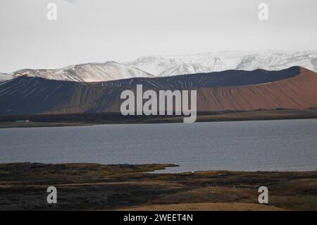 Lave Mývatn und der Hverfjall Vulkankrater Tephra Cone, Nord-Island Stockfoto