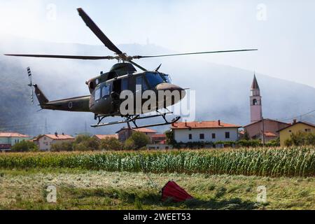 Grgar, Nova gorica, Slowenien - 03. August 2012: Feuerwehrdepots aus Nova Gorica und Italien sowie die slowenische Armee bekämpfen das Feuer auf Sveta Gora Slowenien Stockfoto