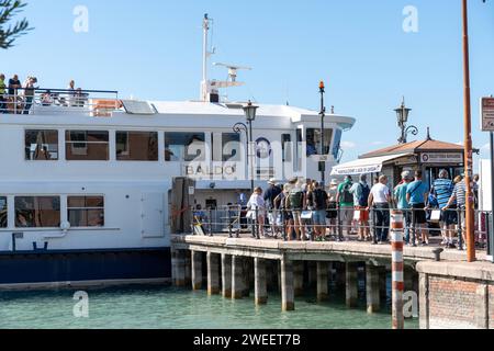 Lazise, Gardasee, Italien - 20. September 2022: Touristen steigen am Fährhafen Lazise am Gardasee in Italien an Bord einer Fähre *** Touristen am Fährhafen von Lazise am Gardasee in Italien steigen in eine Fähre ein Stockfoto