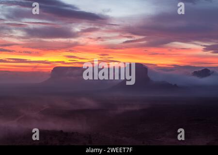 Farbenfroher Sonnenaufgang über Elephant Butte & Spearhead Mesa im Monument Valley Navajo Tribal Park in Arizona. Stockfoto