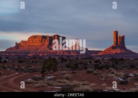 Sonnenaufgang auf Sentinal Mesa, der König auf seinem Thron, Castle Butte und die Kutsche im Monument Valley Navajo Tribal Park in Arizona. Diese sind oft Stockfoto