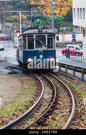 Triest, Friaul Julisch Venetien, Italien – 10. Dezember 2011: Die Tramway Triest – Opicina (Tranvia, Tramvaj, Tram) war ein seltenes Beispiel für eine hybride Straßenbahn Stockfoto