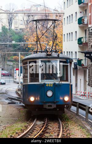 Triest, Friaul Julisch Venetien, Italien – 10. Dezember 2011: Die Tramway Triest – Opicina (Tranvia, Tramvaj, Tram) war ein seltenes Beispiel für eine hybride Straßenbahn Stockfoto