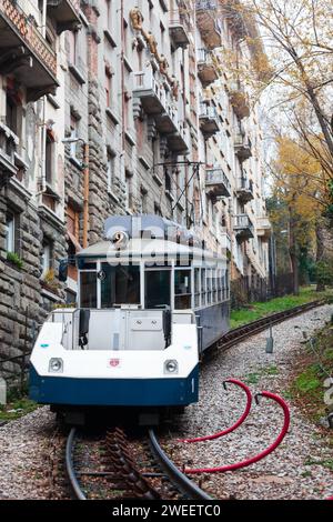 Triest, Friaul Julisch Venetien, Italien – 10. Dezember 2011: Die Tramway Triest – Opicina (Tranvia, Tramvaj, Tram) war ein seltenes Beispiel für eine hybride Straßenbahn Stockfoto