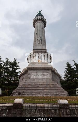 Triest, Italien - 10. Dezember 2011: Vittoria Light - Faro della Vittoria. Der berühmteste Leuchtturm der adriatischen Küstenstadt Triest. Stockfoto