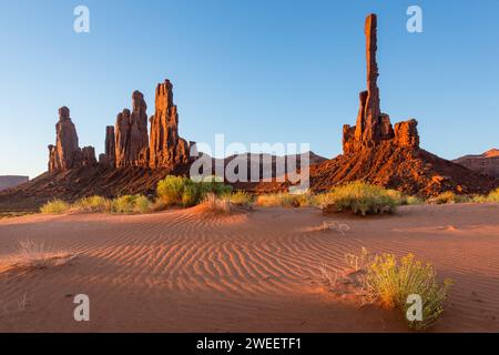 Der Totem Pole & YEI BI Chei mit gewellten Sanddünen im Monument Valley Navajo Tribal Park in Arizona. Stockfoto
