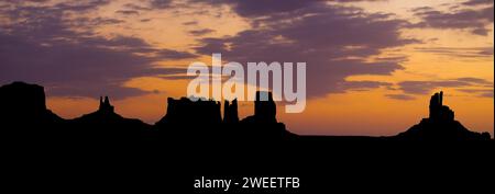 Silhouette der Monumente von Utah im Monument Valley Navajo Tribal Park in Arizona. Brighams Grab, König auf seinem Thron, der Stagecoa Stockfoto