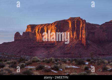 Sonnenaufgang auf Sentinal Mesa im Monument Valley Navajo Tribal Park in Arizona. Wird oft als eines der Monumente von Utah bezeichnet, weil es direkt gegenüber liegt Stockfoto