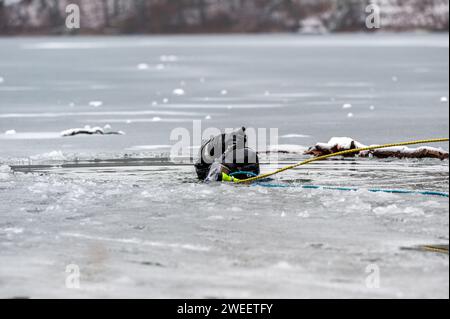 Fire and Police mit dem Massachusetts District 14 Dive Team, das Eisrettungstraining am White Pond in Concord durchführt. Stockfoto