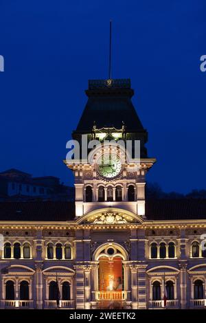 Triest, Friaul Julisch Venetien, Italien - 10. Dezember 2011: Rathaus mit Uhr in Triest, Italien mit blauer Stunde Stockfoto