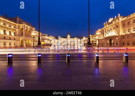 Triest, Friaul Julisch Venetien, Italien - 10. Dezember 2011: Italienische Stadt Triest an der Adriaküste in blauer Stunde mit Langzeitbelichtung. Stockfoto