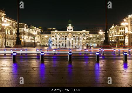 Triest, Friaul Julisch Venetien, Italien - 10. Dezember 2011: Italienische Stadt Triest an der Adriaküste in der Nacht mit Langzeitexposition. Stockfoto