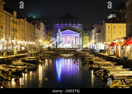 Triest, Friaul Julisch Venetien, Italien - 10. Dezember 2011: Italienische Stadt Triest an der Adriaküste. Canal Grande über Ponte Rosso zum Sa Stockfoto