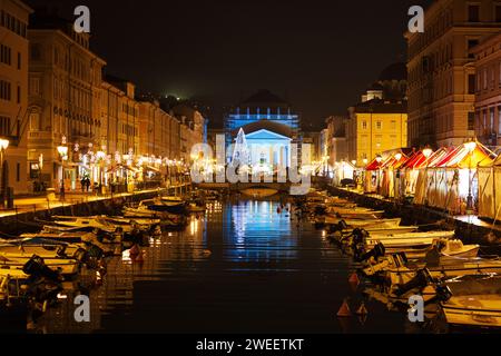 Triest, Friaul Julisch Venetien, Italien - 10. Dezember 2011: Italienische Stadt Triest an der Adriaküste. Canal Grande über Ponte Rosso zum Sa Stockfoto