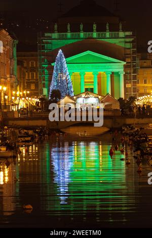 Triest, Friaul Julisch Venetien, Italien - 10. Dezember 2011: Italienische Stadt Triest an der Adriaküste. Canal Grande über Ponte Rosso zum Sa Stockfoto